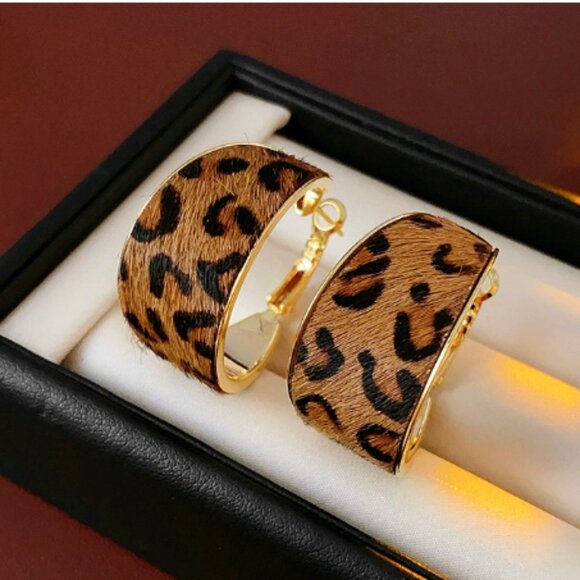 Silver needle coffee-colored leopard print ear cuff earrings - Picture 1 of 3